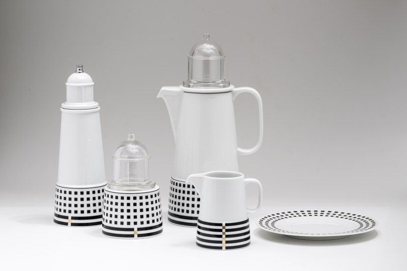 Koffie- en theeservies "Il Faro", decor "Finestra": Theepot met deksel, koffiekan met deksel, espressokan met deksel, 2x suikerpot., 2x melkkan ; Eetservies: 6x eierdop, 2x soepkop, 3x schotel vopr soepkop, 6x plat bord, botervloot met deksel, sauciere met onderschotel, 1x losse schotel, peper- en zoutstel, pepermolen, saladekom, terrine met deksel ; mini uitvoering van de koffiekan