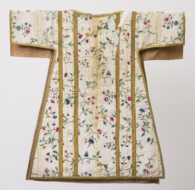 Vrouwelijke stoffen in kerkelijke kledij