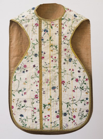 Vrouwelijke stoffen in kerkelijke kledij