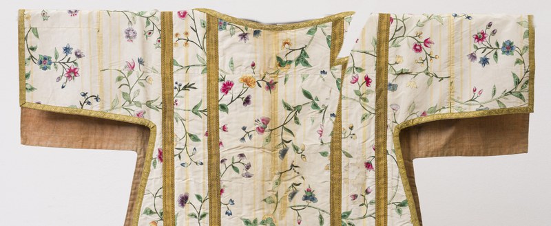 Vrouwelijke stoffen in kerkelijke kledij